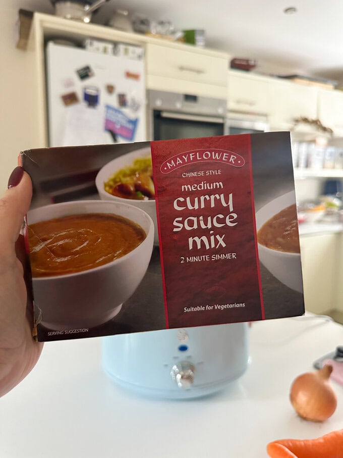 Photo of a box of Mayflower medium curry sauce mix.