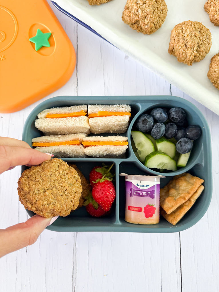 Crunchy cookies, high in fibre, made from oats, wholemeal flour and flaxseed. A brilliant afternoon snack for kids or to pop into school lunchboxes, Cookies served in a child's lunchbox.